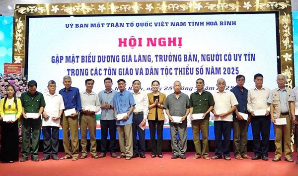 Hòa Bình: Gặp mặt biểu dương già làng, trưởng bản, người có uy tín tiêu biểu trong các tôn giáo và dân tộc thiểu số
