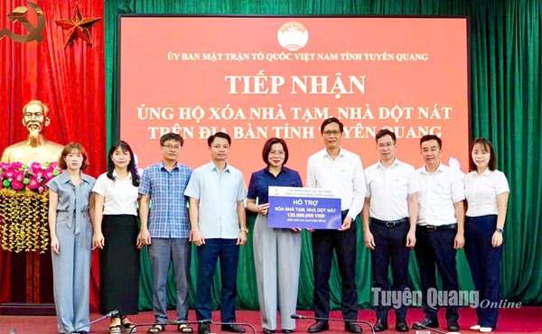 Ủy ban MTTQ tỉnh Tuyên Quang tiếp nhận kinh phí hỗ trợ xoá nhà tạm, nhà dột nát