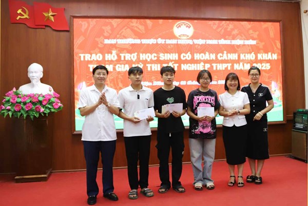 Ủy ban MTTQ Việt Nam tỉnh Điện Biên trao hỗ trợ cho học sinh khó khăn tham gia kỳ thi tốt nghiệp THPT năm 2025