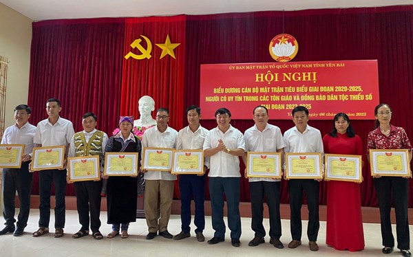 Yên Bái: Biểu dương cán bộ Mặt trận và người có uy tín tiêu biểu
