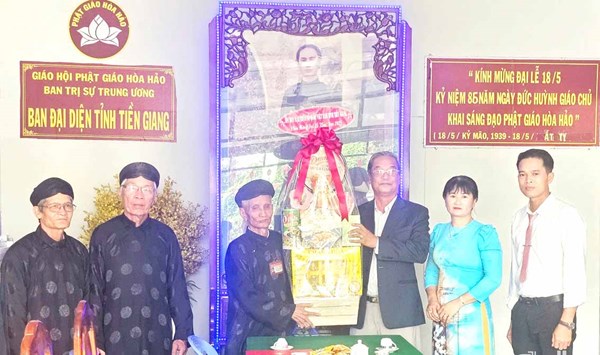 Ủy ban MTTQ Việt Nam tỉnh Tiền Giang thăm, chúc mừng Ban Đại diện Phật giáo Hòa Hảo