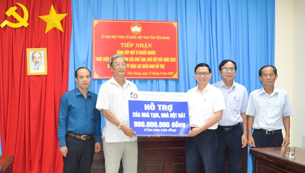 Ủy ban MTTQ Việt Nam tỉnh Tiền Giang tiếp nhận kinh phí xóa nhà tạm, nhà dột nát