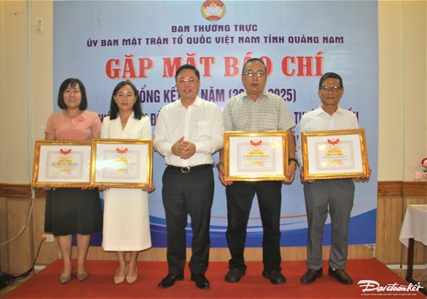 Ủy ban Mặt trận Tổ quốc tỉnh Quảng Nam tặng bằng khen cho các tập thể, cá nhân xuất sắc