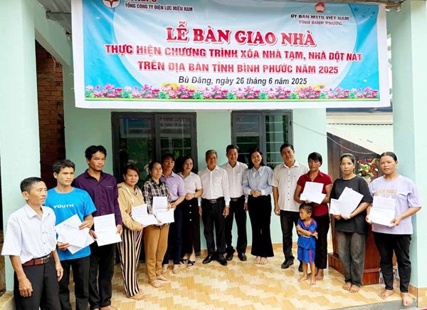 Ủy ban MTTQ tỉnh Bình Phước trao tặng 7 căn nhà đại đoàn kết cho hộ có hoàn cảnh khó khăn xã Đoàn Kết