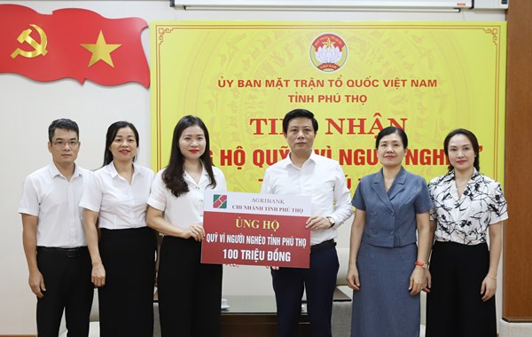 Ủy ban MTTQ tỉnh Phú Thọ tiếp nhận kinh phí ủng hộ Quỹ “Vì người nghèo” 