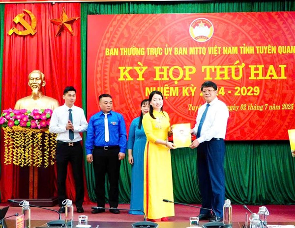 MTTQ Việt Nam tỉnh Tuyên Quang công bố các quyết định về công tác cán bộ
