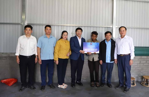 Ủy ban MTTQ Việt Nam tỉnh Điện Biên chung tay xóa nhà tạm cho hộ nghèo
