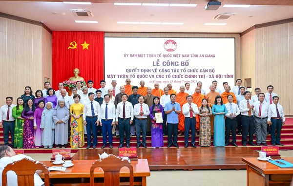 Công bố các quyết định về công tác tổ chức cán bộ Ủy ban Mặt trận Tổ quốc Việt Nam tỉnh An Giang