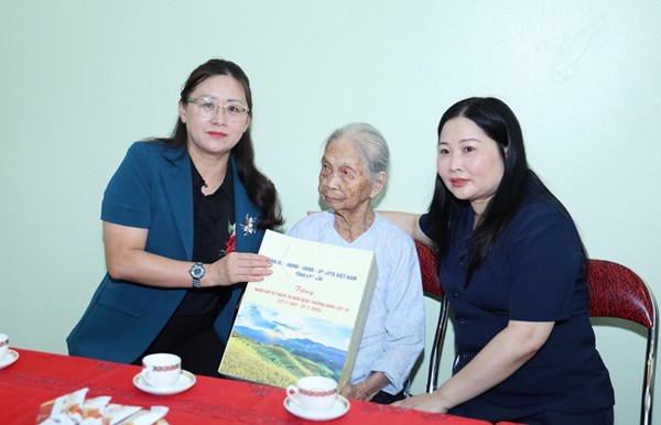 Chủ tịch Ủy ban MTTQ Việt Nam tỉnh Lào Cai đi thăm, tặng quà người có công, gia đình chính sách xã Thượng Bằng La