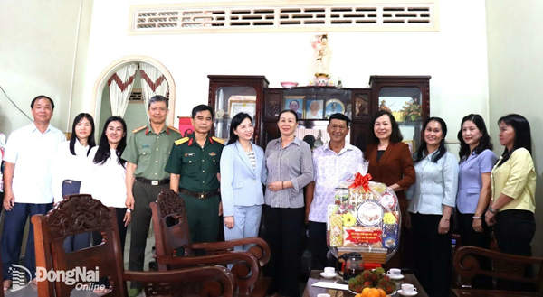 Phó bí thư Tỉnh ủy, Chủ tịch Ủy ban MTTQ Việt Nam tỉnh  Đồng Nai Huỳnh Thị Hằng thăm, tặng quà người có công