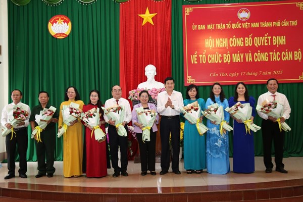 Ủy ban MTTQ thành phố Cần Thơ công bố các quyết định về tổ chức bộ máy và công tác cán bộ