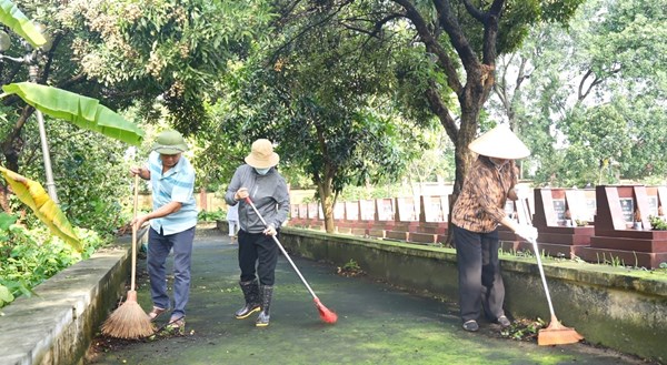 MTTQ xã Dương Hòa ra quân làm đẹp nghĩa trang liệt sĩ