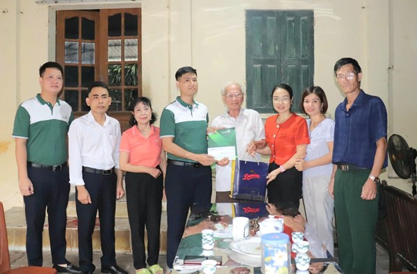 Ủy ban MTTQ xã Bát Tràng tri ân các gia đình chính sách