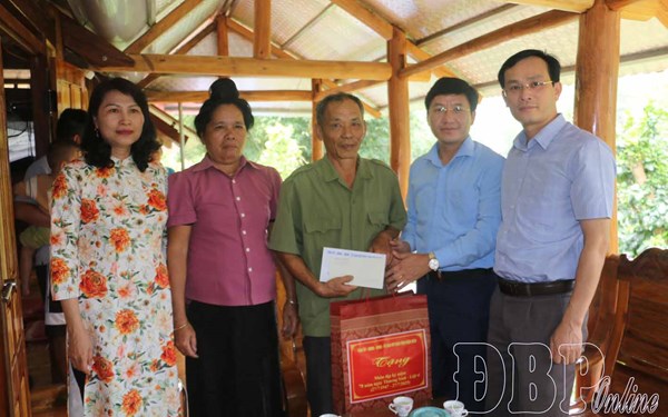 Chủ tịch Ủy ban MTTQ Việt Nam tỉnh Điện Biên Mùa A Vảng tặng quà gia đình chính sách xã Tuần Giáo