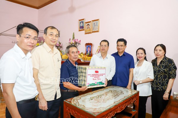 Phó Bí thư Tỉnh ủy, Chủ tịch Ủy ban MTTQ Việt Nam tỉnh Hưng Yên thăm, tặng quà người có công, gia đình chính sách