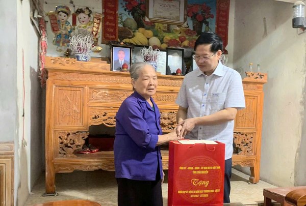 Chủ tịch Ủy ban MTTQ tỉnh Thái Nguyên tri ân gia đình có công với cách mạng