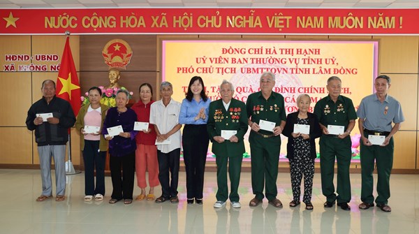 Phó Chủ tịch Ủy ban MTTQ Việt Nam tỉnh Lâm Đồng Hà Thị Hạnh gặp mặt, tặng quà các gia đình chính sách, người có công tại xã Krông Nô