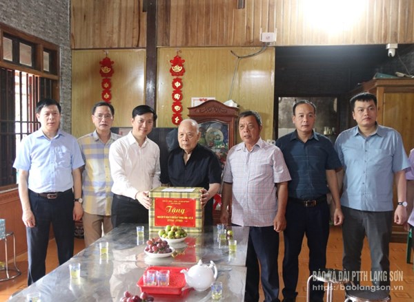 Lãnh đạo Ủy ban Mặt trận Tổ quốc tỉnh Lạng Sơn thăm, tặng quà gia đình chính sách, người có công tại xã Bình Gia