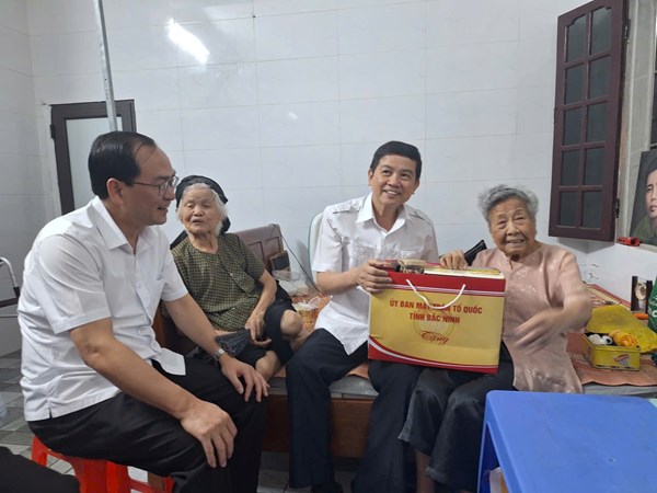 Ủy ban MTTQ tỉnh Bắc Ninh thăm tặng quà nhân Ngày Thương binh - Liệt sỹ