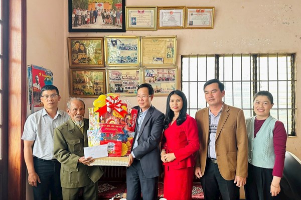 Ủy ban MTTQ Việt Nam tỉnh Lâm Đồng thăm, tặng quà người có công tiêu biểu tại xã Ka Đô và D'Ran