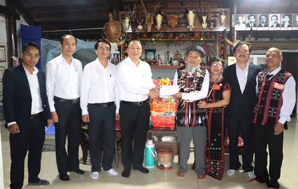 Chủ tịch Ủy ban MTTQ Việt Nam thành phố Đà Nẵng Lê Trí Thanh thăm người có công tiêu biểu xã Sông Vàng