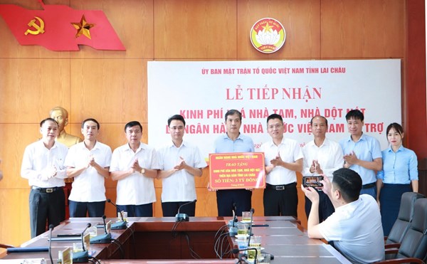 Ủy ban MTTQ tỉnh Lai Châu tiếp nhận kinh phí hỗ trợ xóa nhà tạm, nhà dột nát