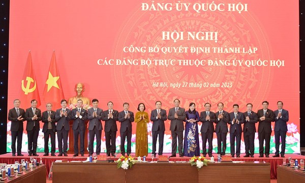 Chủ tịch Quốc hội Trần Thanh Mẫn trao quyết định thành lập 11 đảng bộ thuộc Đảng ủy Quốc hội