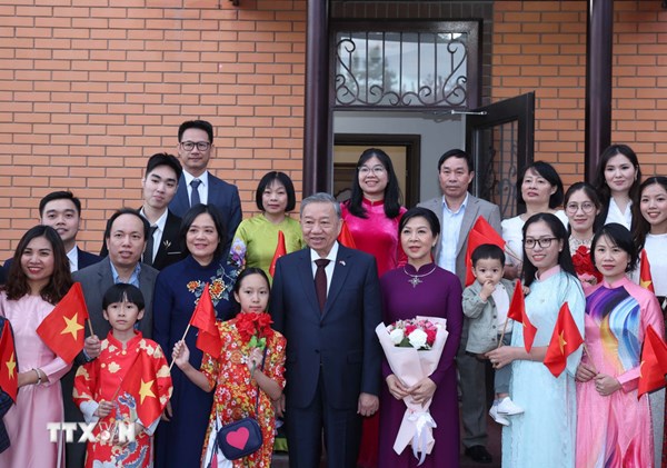 Tổng Bí thư Tô Lâm gặp gỡ cán bộ Đại sứ quán và cộng đồng người Việt Nam tại Kazakhstan