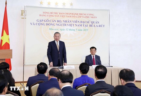 Tổng Bí thư Tô Lâm gặp gỡ cán bộ Đại sứ quán và đại diện cộng đồng người Việt Nam tại Belarus 
