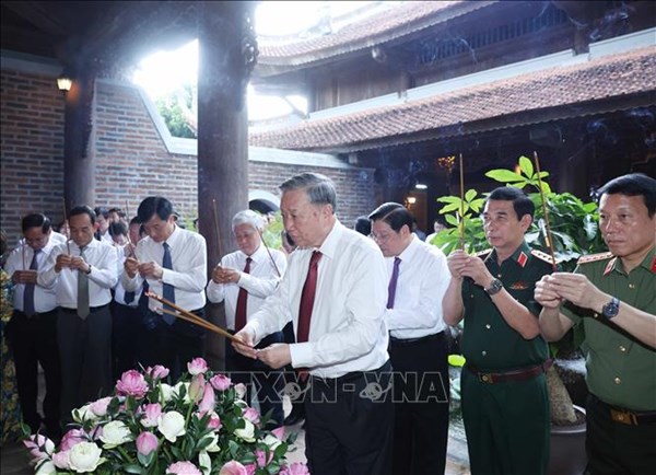 Tổng Bí thư Tô Lâm dâng hương tưởng nhớ Chủ tịch Hồ Chí Minh tại Nghệ An