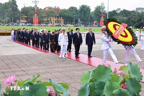 Kỷ niệm 135 năm Ngày sinh Chủ tịch Hồ Chí Minh: Lãnh đạo Đảng, Nhà nước vào Lăng viếng Bác
