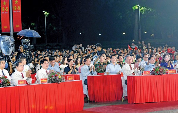 Tổng Bí thư Tô Lâm dự Chương trình nghệ thuật đặc biệt “Người là Hồ Chí Minh“