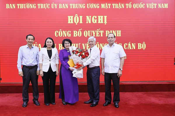 Ban Thường trực Ủy ban Trung ương MTTQ Việt Nam trao quyết định nghỉ hưu trước tuổi đối với bà Tô Thị Bích Châu