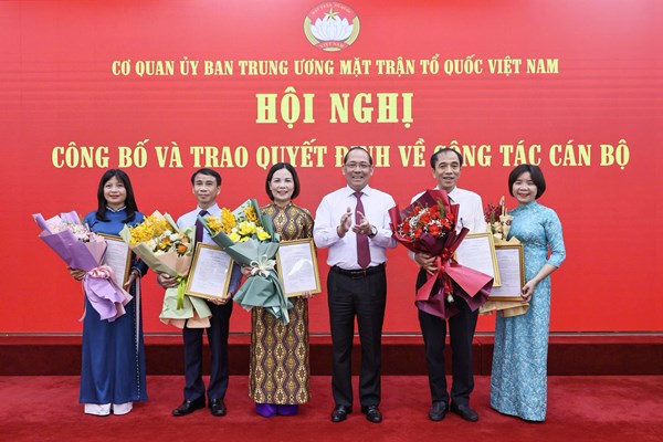 Cơ quan Ủy ban Trung ương MTTQ Việt Nam trao quyết định cho cán bộ nghỉ hưu theo Nghị định 178 của Chính phủ 