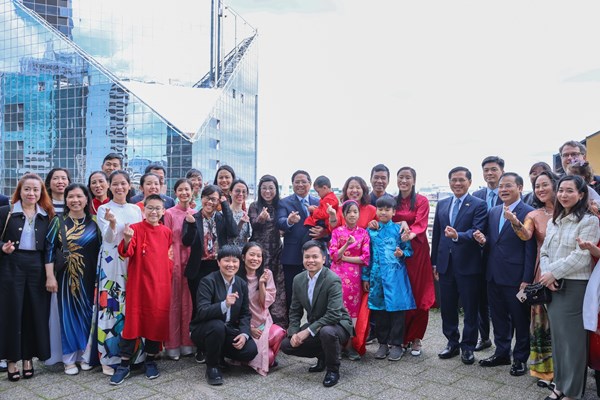 Thủ tướng Phạm Minh Chính cùng Phu nhân gặp gỡ các cán bộ Đại sứ quán và cộng đồng người Việt Nam tại Estonia