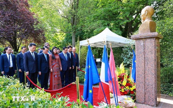 Thủ tướng đặt vòng hoa và thăm khu tưởng niệm Chủ tịch Hồ Chí Minh tại Montreuil 