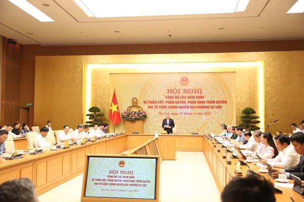 Chính phủ ban hành các Nghị định quy định về phân quyền, phân cấp; phân định thẩm quyền của chính quyền địa phương 2 cấp