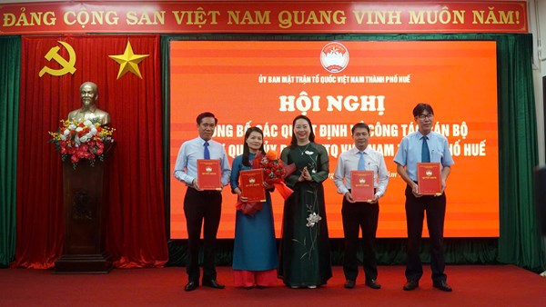 Ủy ban MTTQ Việt Nam thành phố Huế tổ chức Lễ công bố các quyết định về công tác cán bộ 