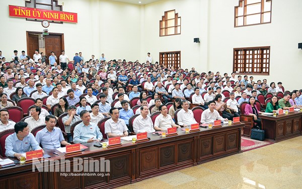 Phó Chủ tịch - Tổng Thư ký Nguyễn Thị Thu Hà tiếp xúc cử tri tại Ninh Bình