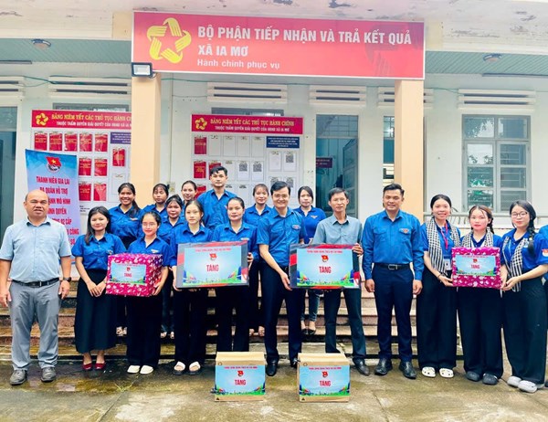 Phó Chủ tịch UBTƯ MTTQ Việt Nam, Bí thư thứ nhất Trung ương Đoàn Bùi Quang Huy thăm đội hình thanh niên tình nguyện tại các xã biên giới