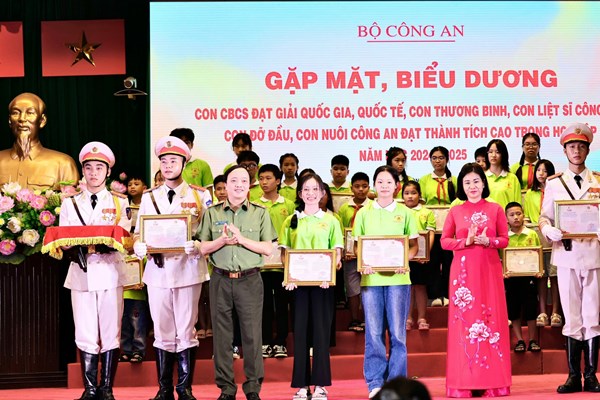 Bà Nguyễn Thị Tuyến dự chương trình biểu dương con cán bộ, chiến sĩ, con thương binh, liệt sĩ, con đỡ đầu đạt thành tích cao trong học tập