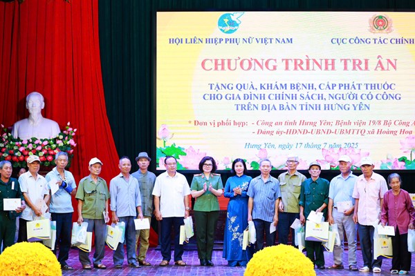 Phó Chủ tịch UBTƯ MTTQ Việt Nam, Chủ tịch Hội LHPN Việt Nam Nguyễn Thị Tuyến tri ân Mẹ Việt Nam anh hùng, gia đình chính sách tại Hưng Yên