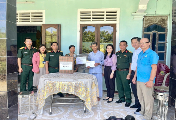 Ủy ban MTTQ Việt Nam thành phố Huế thăm các gia đình chính sách, khó khăn ở xã A Lưới 3 nhân dịp kỷ niệm 78 năm Ngày Thương binh - Liệt sĩ 