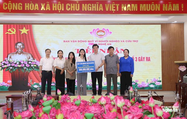 Ủy ban MTTQ Việt Nam tỉnh Nghệ An tiếp nhận 500 triệu đồng ủng hộ người dân khắc phục hậu quả sau bão số 3