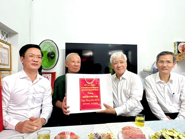 Chủ tịch Ủy ban Trung ương MTTQ Việt Nam Đỗ Văn Chiến thăm, tặng quà người có công với cách mạng tại Hải Phòng