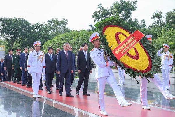 Lãnh đạo Đảng, Nhà nước dâng hương tưởng niệm các Anh hùng liệt sĩ và vào Lăng viếng Chủ tịch Hồ Chí Minh