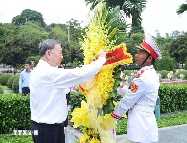 Tổng Bí thư Tô Lâm dâng hương tưởng niệm các anh hùng, liệt sỹ tại Điện Biên
