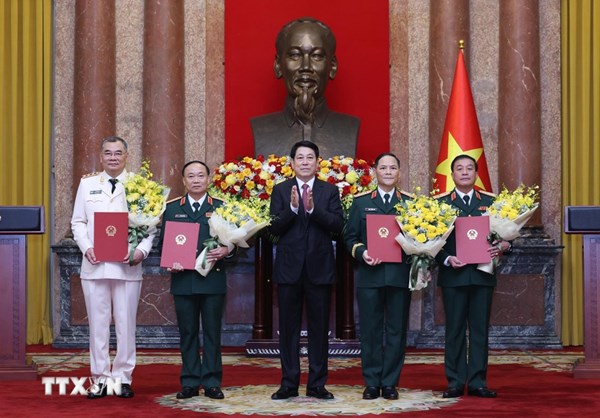 Chủ tịch nước trao quyết định thăng quân hàm cho sỹ quan Quân đội và Công an