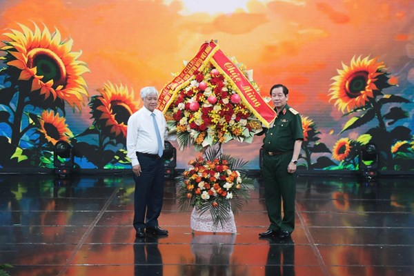 Chủ tịch Đỗ Văn Chiến dự Chương trình Giao lưu - nghệ thuật “Theo ánh bình minh”
