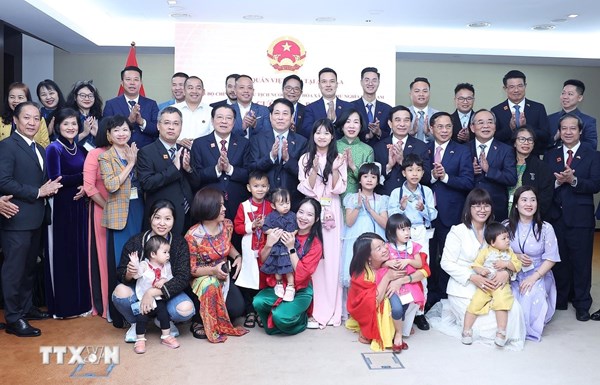Chủ tịch nước Lương Cường gặp mặt cộng đồng người Việt Nam tại Angola